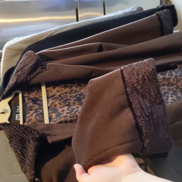 Brown jacket with faux fur collar - Picture 7 of 7